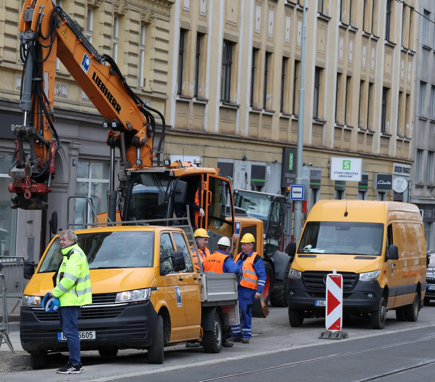 Zemní práce v městské zástavbě s řízením dopravy