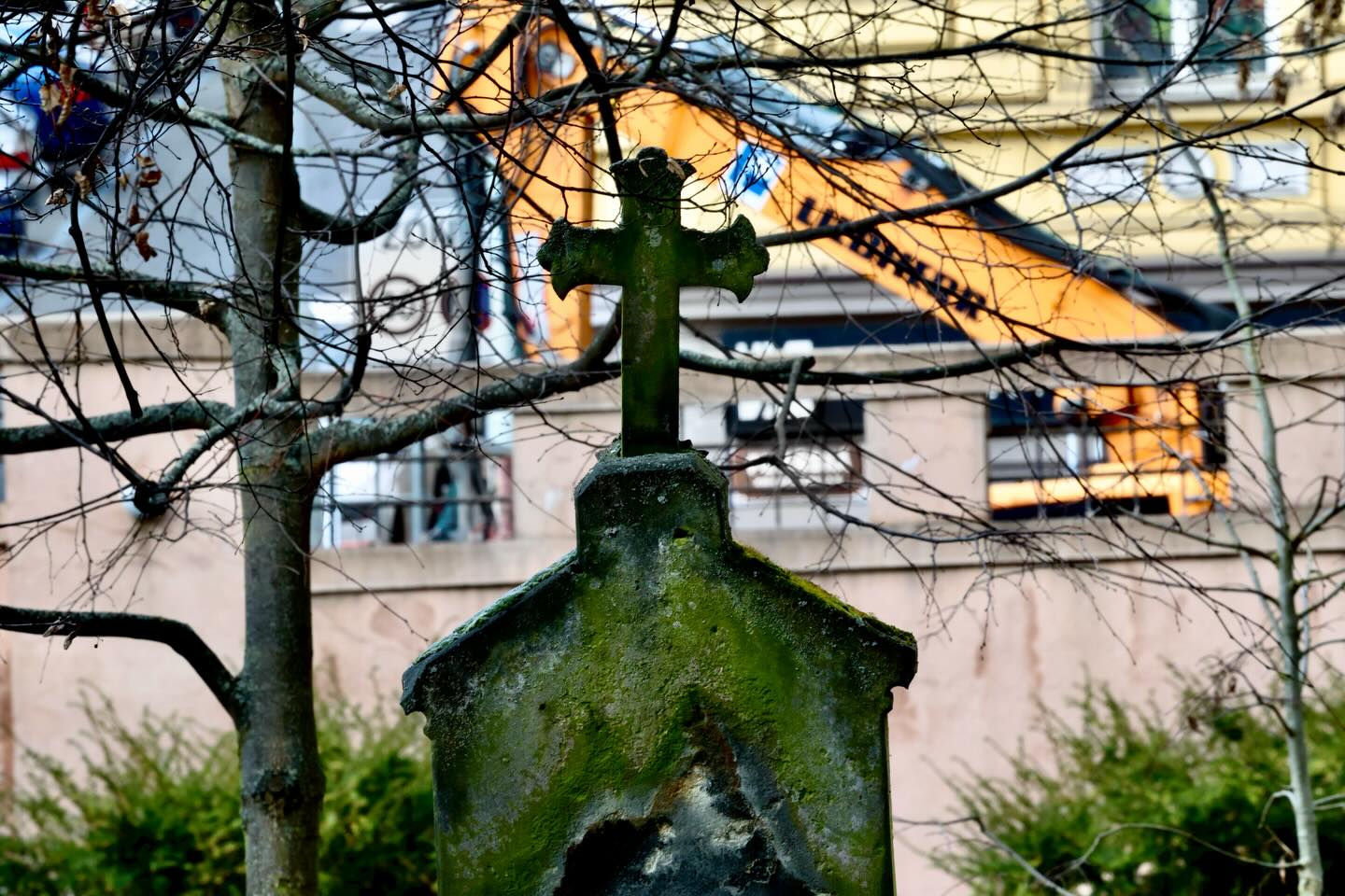 Zkušený strojník v kabině bagru Liebherr