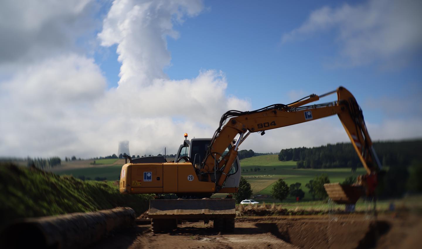 Stavební tým na městské stavbě — terénní úpravy
