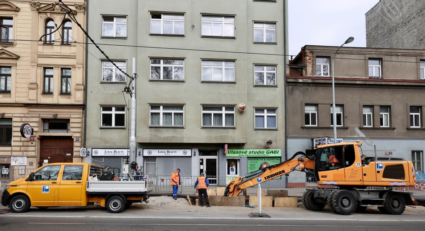 Výkopové práce na uličních základech a sítích