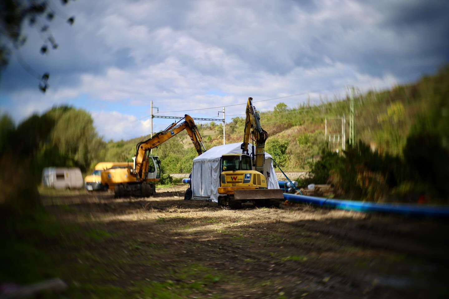 Pokládka potrubí se dvěma bagry — výkop inženýrských sítí