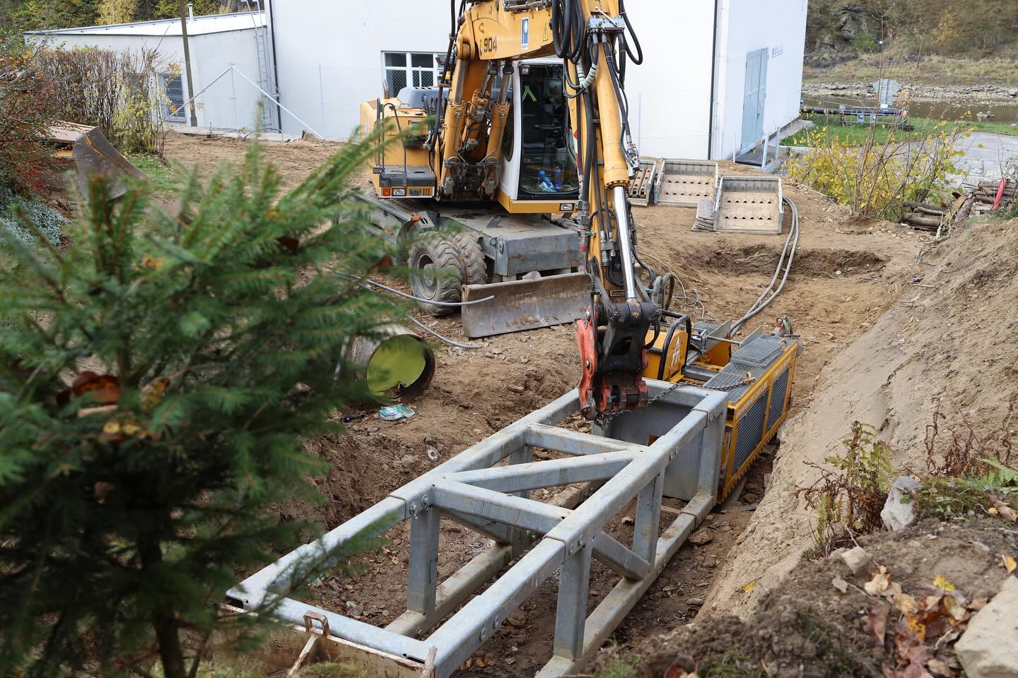 Výkop základové jámy bagrem Liebherr