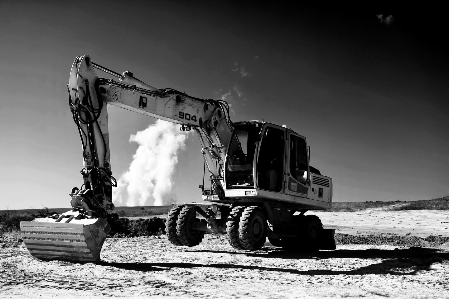 Kolový bagr Liebherr při zemních pracích a výkopech na stavbě v Praze